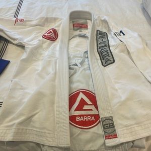 Gracie Bara Gi Jiu Jitsu.  Blue is new, white is used. Size A2.